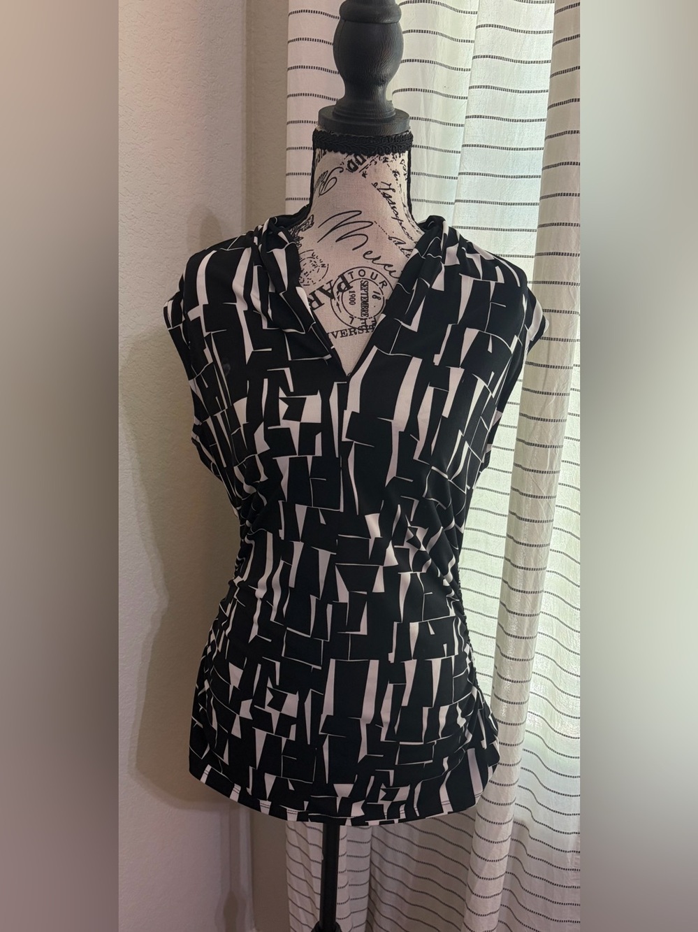 Vince Camuto Black & White Geometric V-Neck Women's Top